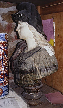 Femme casquée