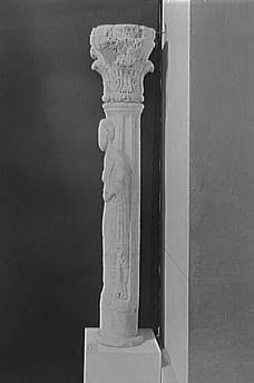 Colonne cannelée décorée d'un personnage tenant une banderole (prophète ou donateur ?), image 3/7