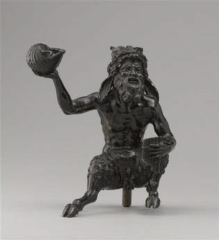 Statuette : satyre assis, les pattes écartées, tenant en coquillage