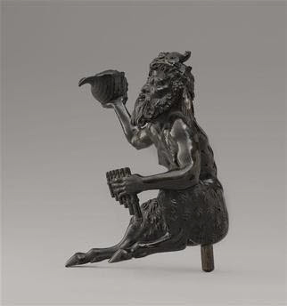 Statuette : satyre assis, les pattes écartées, tenant en coquillage, image 3/4