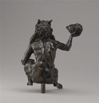 Statuette : satyre assis, les pattes écartées, tenant en coquillage, image 4/4