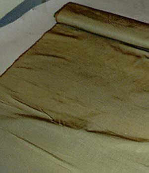 Rouleau de tissu à dominante gris-vert, image 3/4