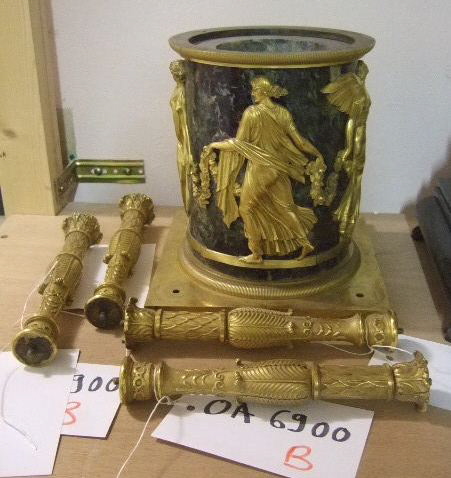 Vase porté par deux femmes à l'antique