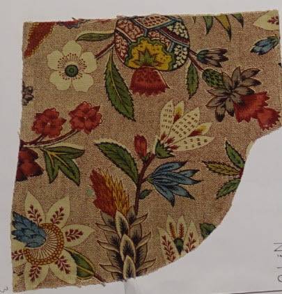 Fragment de forme irrégulière décoré de fleurs polychromes