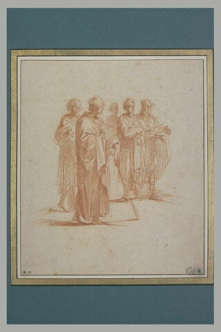 Groupe de cinq hommes drapés debout, image 2/4