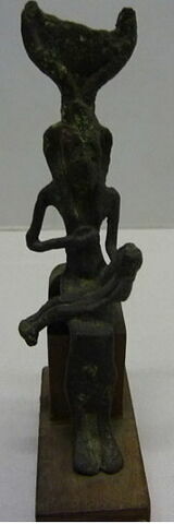 figurine d'Isis allaitant