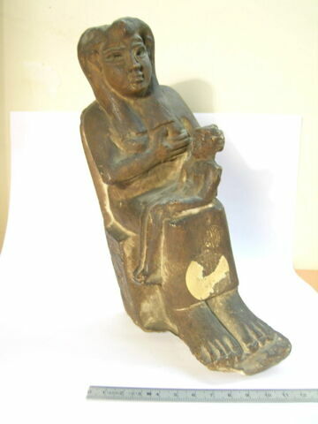 figurine d'Isis allaitant