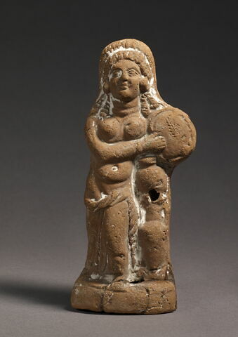 figurine de femme au tambourin