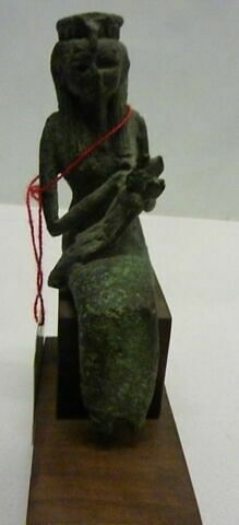 figurine d'Isis allaitant