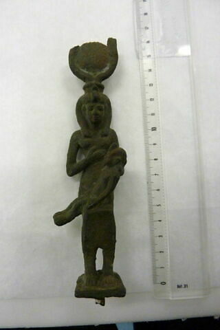 figurine d'Isis allaitant