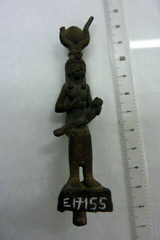 figurine d'Isis allaitant