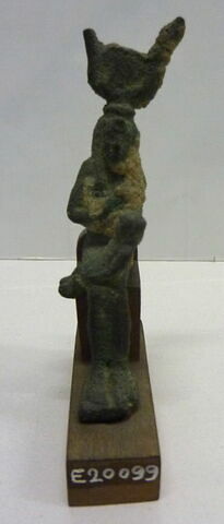 figurine d'Isis allaitant