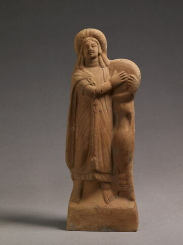 figurine de femme au tambourin