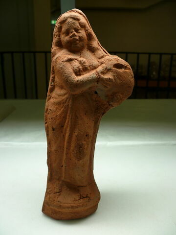 figurine de femme au tambourin