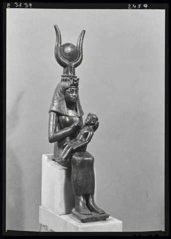 figurine d'Isis allaitant, image 2/2