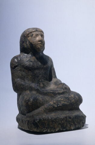 statue de scribe assis en tailleur