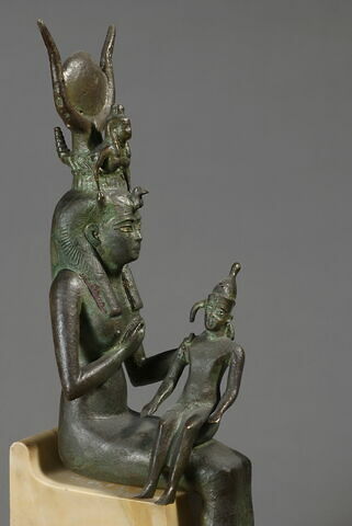 figurine d'Isis allaitant, image 8/9