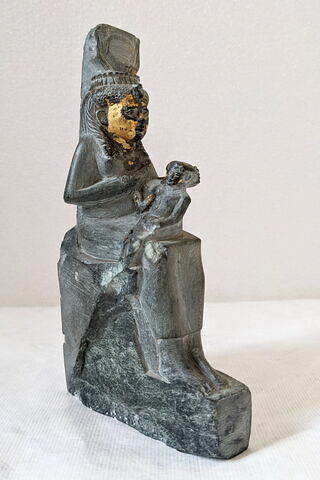 figurine d'Isis allaitant