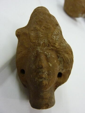 figurine de tête de femme romaine à cou fermé