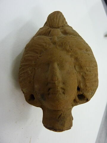 figurine de tête de femme romaine à cou fermé