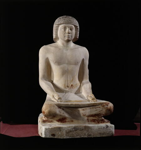 statue de scribe assis en tailleur