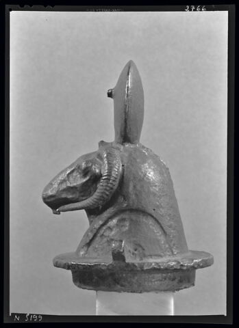 figurine ; couvercle de vase, image 2/2