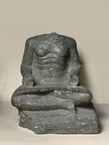 statue de scribe assis en tailleur