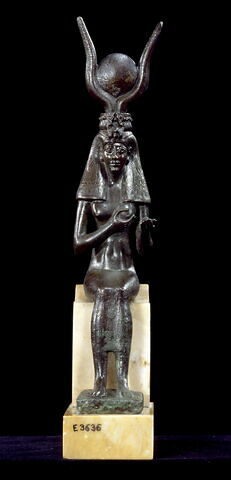 figurine d'Isis allaitant, image 3/7