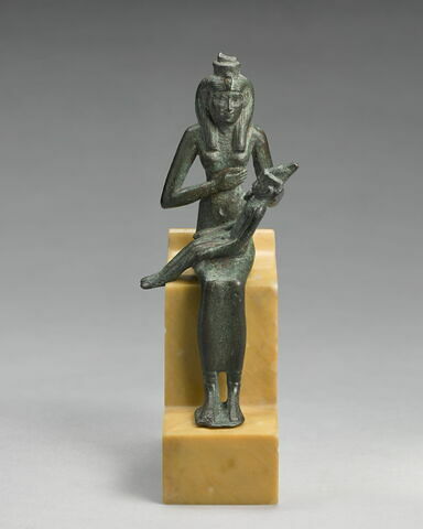 figurine d'Isis allaitant