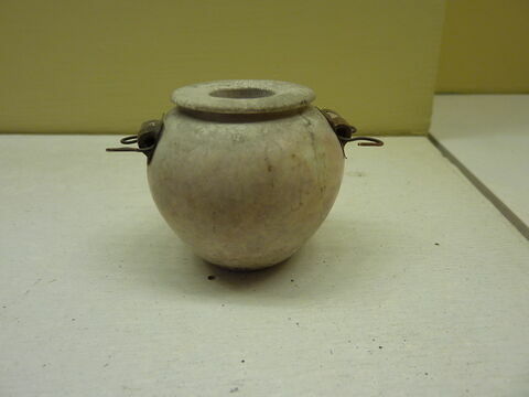 pot ; vase miniature