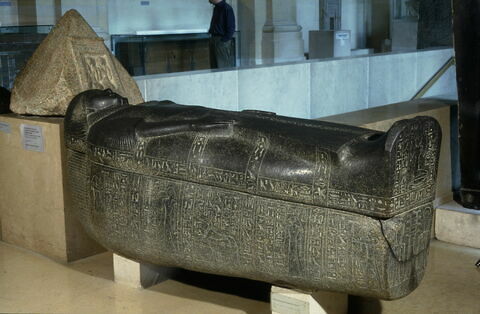 sarcophage en costume des vivants, image 7/9