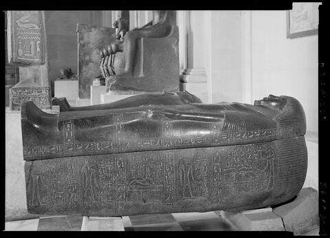 sarcophage en costume des vivants, image 9/9