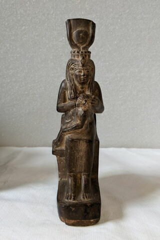 figurine d'Isis allaitant