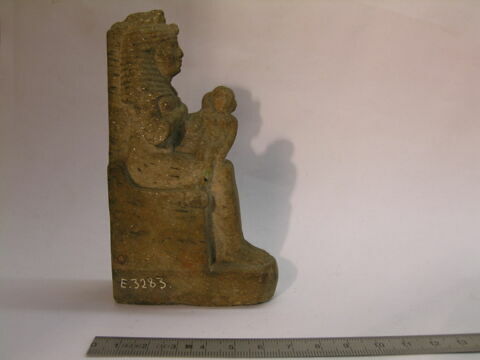 figurine d'Isis allaitant