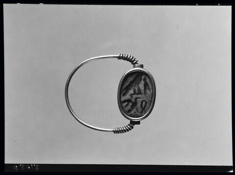 bague en anneau à extrémités enroulées ; bague à chaton mobile ; bague à chaton cerclé ; scarabée, image 3/5