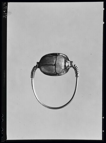 bague en anneau à extrémités enroulées ; bague à chaton mobile ; bague à chaton cerclé ; scarabée, image 4/5