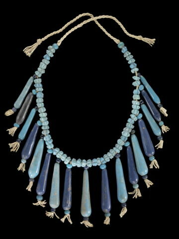 collier ; perle en massue ; perle sphérique ; perle globulaire côtelée