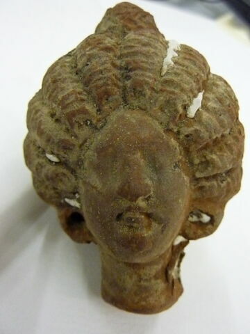 figurine de tête de femme romaine à cou fermé