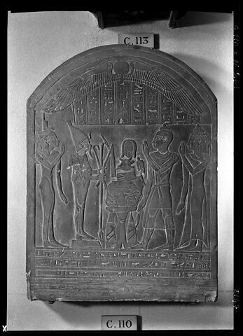 stèle cintrée ; stèle à un registre, image 2/2