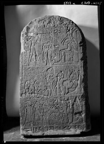 stèle cintrée ; stèle à trois registres, image 2/3