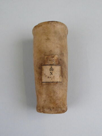 vase à onguent  ; avec contenu