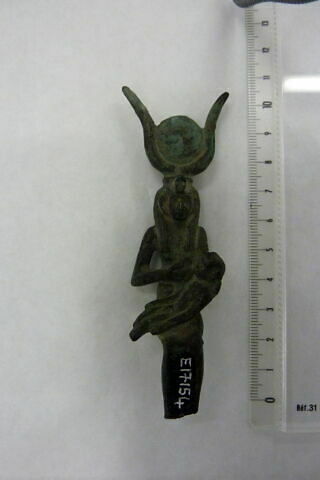 figurine d'Isis allaitant