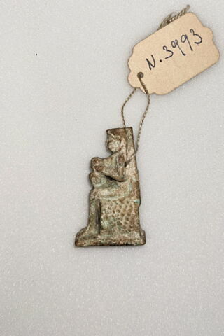 figurine d'Isis allaitant ; amulette, image 2/2