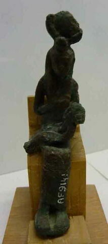 figurine d'Isis allaitant