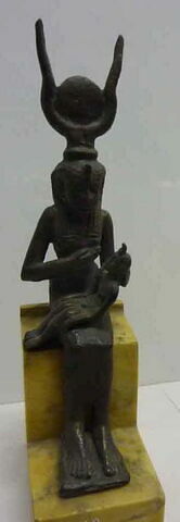 figurine d'Isis allaitant