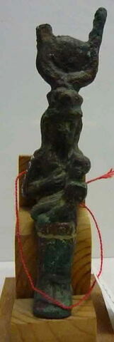 figurine d'Isis allaitant