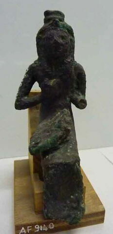 figurine d'Isis allaitant