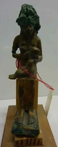 figurine d'Isis allaitant