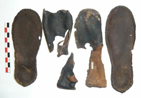 paire de chaussures ; fragments