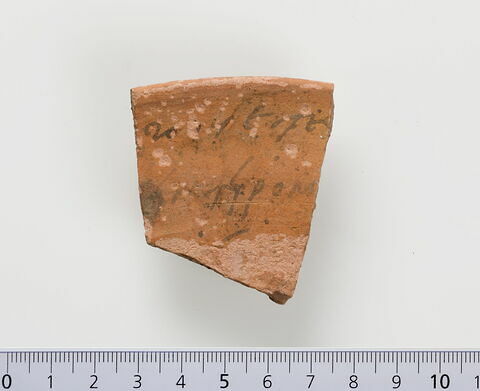 ostracon ; fragment, image 2/3